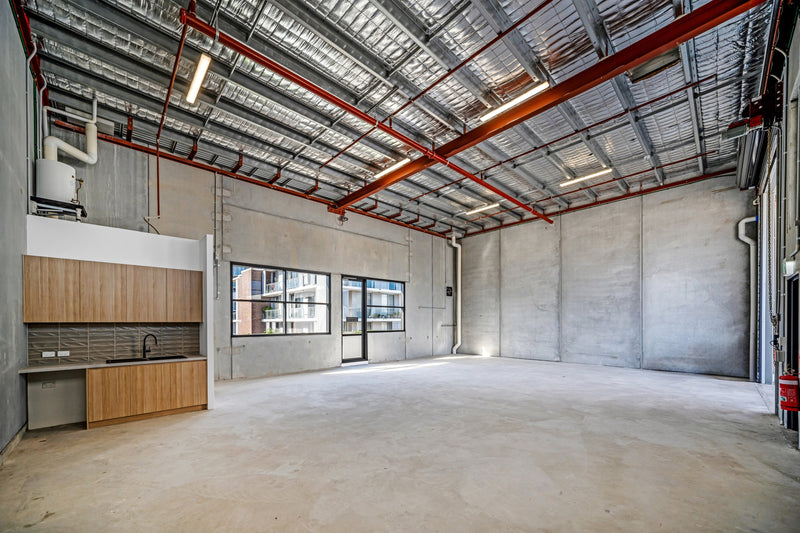 Should you split your stock between a 3PL and your own warehouse?